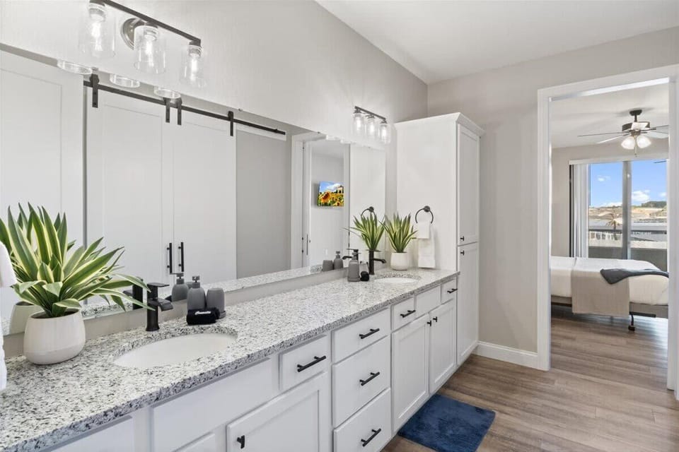 New Topsider Condo With Boat Slip Apartment in Osage Beach