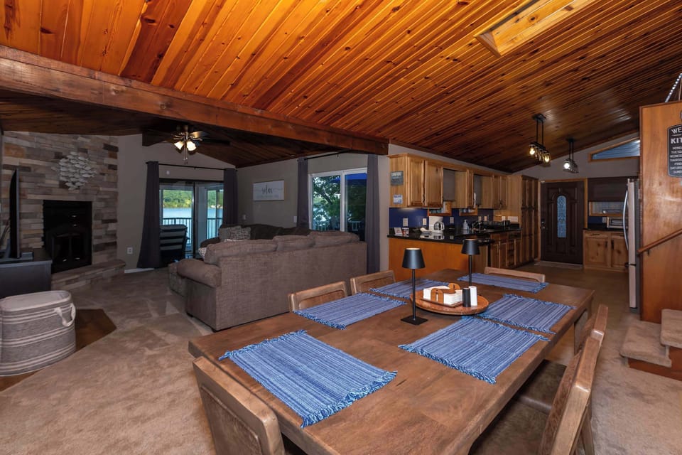 House, Multiple Beds, Patio (22 Little Sunrise Ln) | Living area