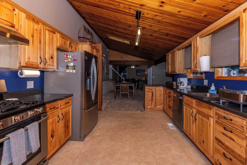 House, Multiple Beds, Patio (22 Little Sunrise Ln) | Private kitchen