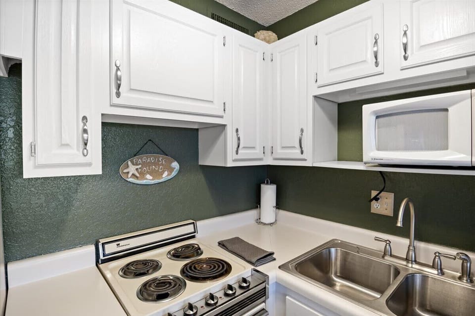 Apartment, 1 King Bed, Patio, Pool View (6620 Weston Point A3) | Private kitchen