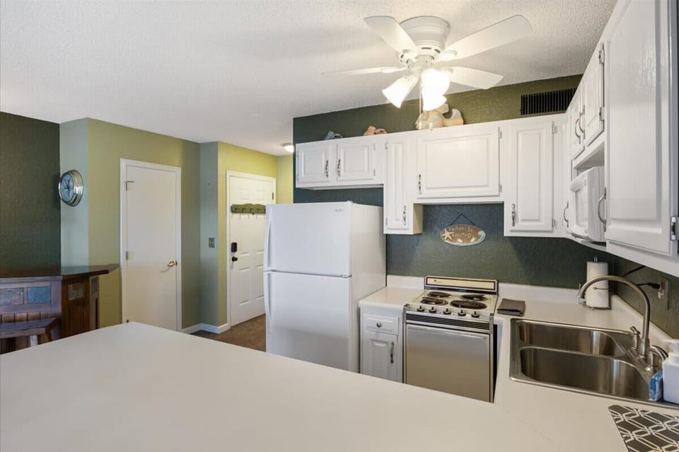 Apartment, 1 King Bed, Patio, Pool View (6620 Weston Point A3) | Private kitchen