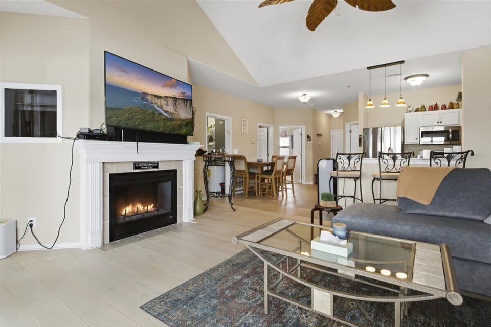 Condo, Multiple Beds, Patio (275 Flynn Road 406 ) | Living area