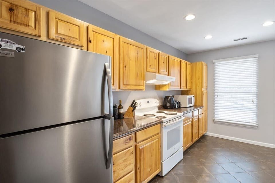 House, Multiple Beds, Hot Tub (73 Truetken) | Private kitchen