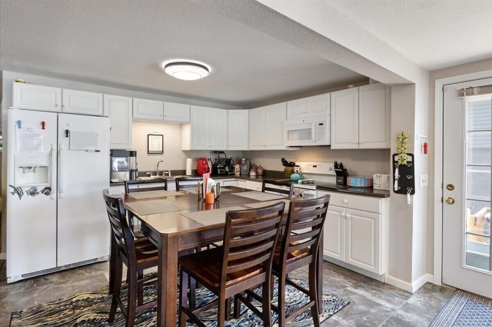 House, Multiple Beds, Patio (30807 Rustic Rd) | Private kitchen