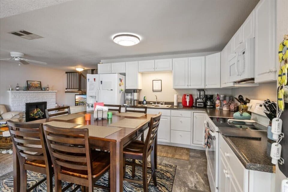House, Multiple Beds, Patio (30807 Rustic Rd) | Private kitchen