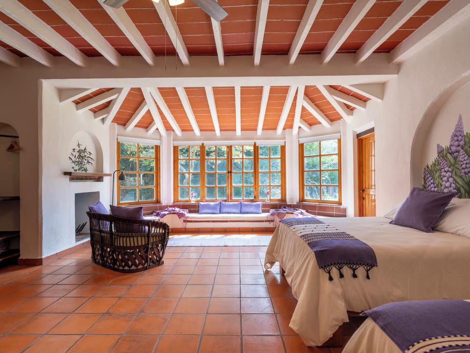 Suite Lavanda | Hypo-allergenic bedding available, down comforters, blackout drapes
