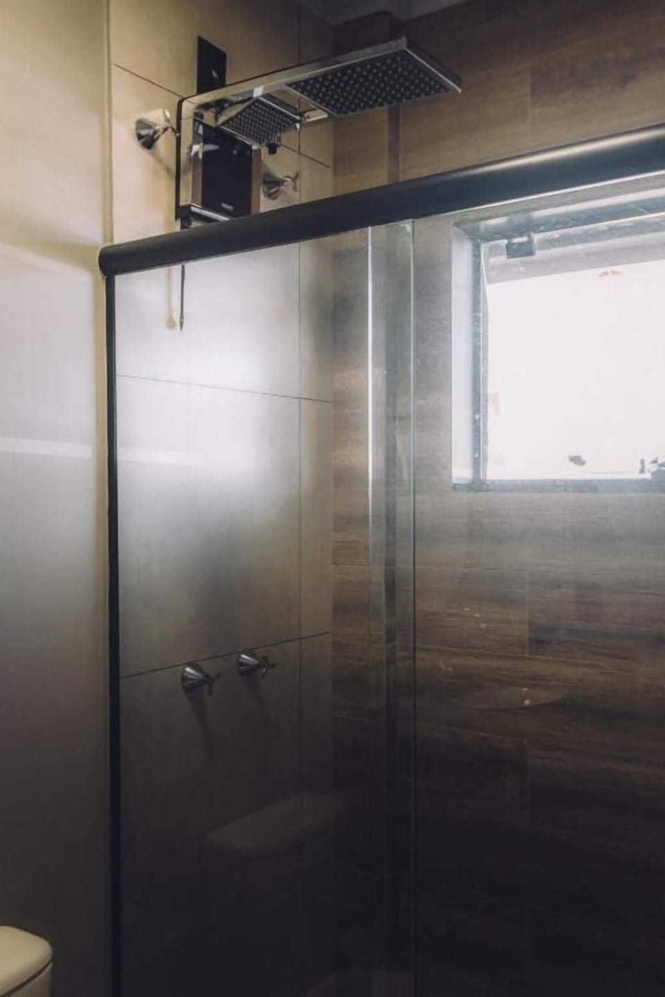 Shower, free toiletries, towels, toilet paper