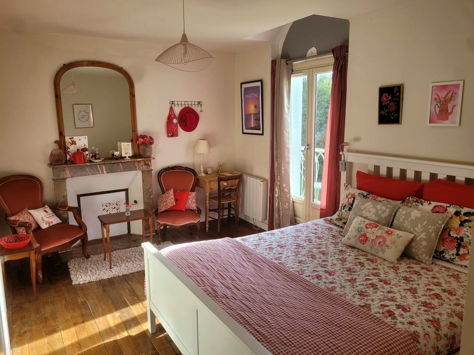 Double Room, Balcony | Individually decorated, desk, blackout drapes, soundproofing