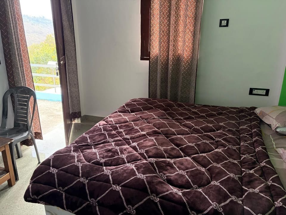 Deluxe Room | Rollaway beds, bed sheets