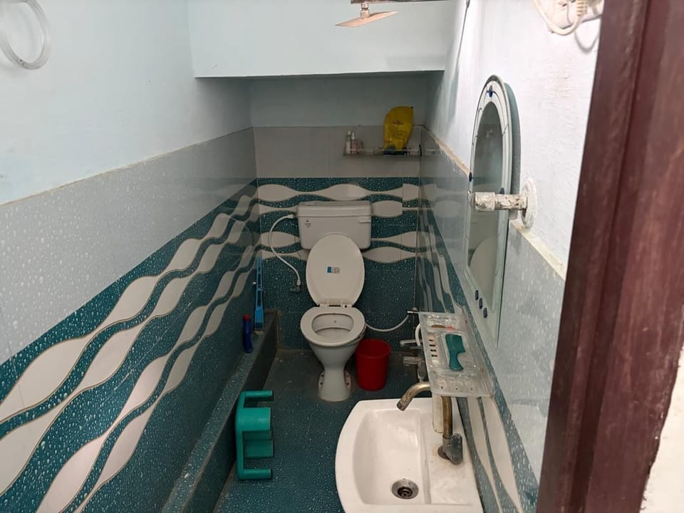 Shower, free toiletries, soap, shampoo