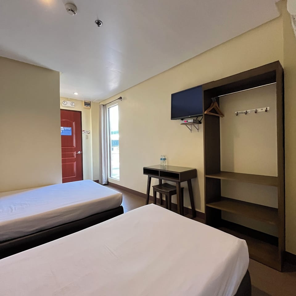 Deluxe Triple Room | Desk, laptop workspace, free WiFi, bed sheets