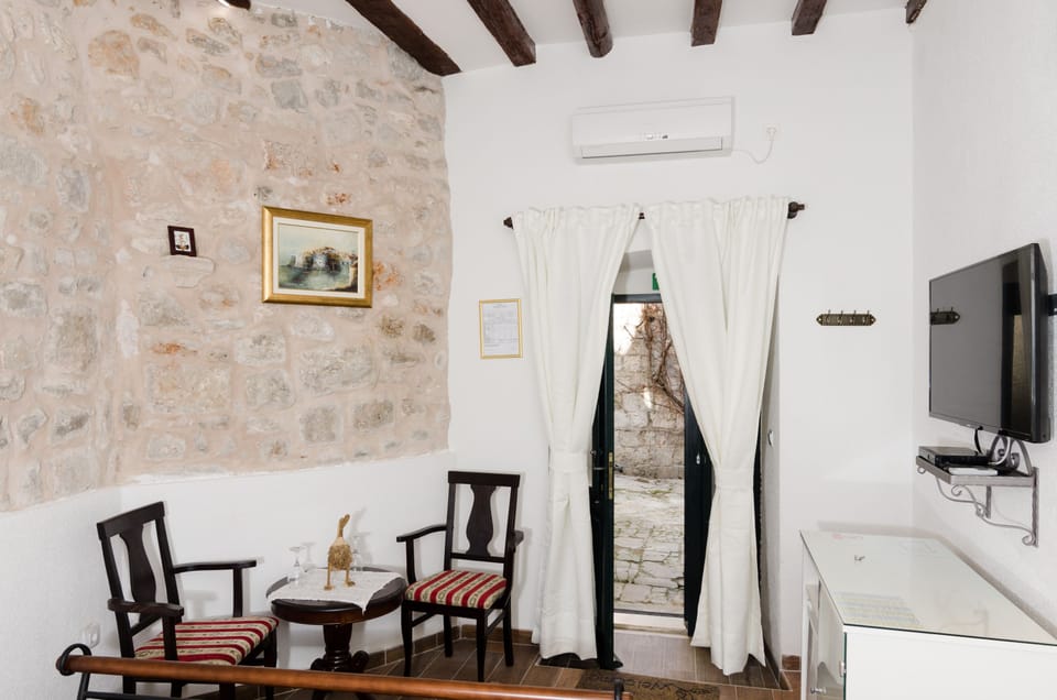 Comfort Double Room, Shared Terrace | Premium bedding, soundproofing, free WiFi, bed sheets