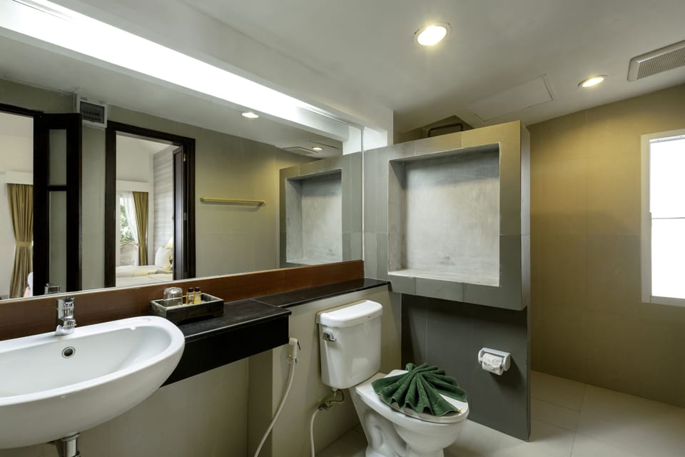 Nakara Long Beach Resort Hotel in Sala Dan
