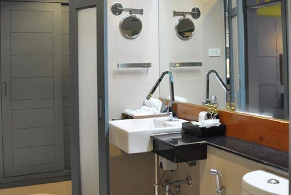 Shower, free toiletries, towels