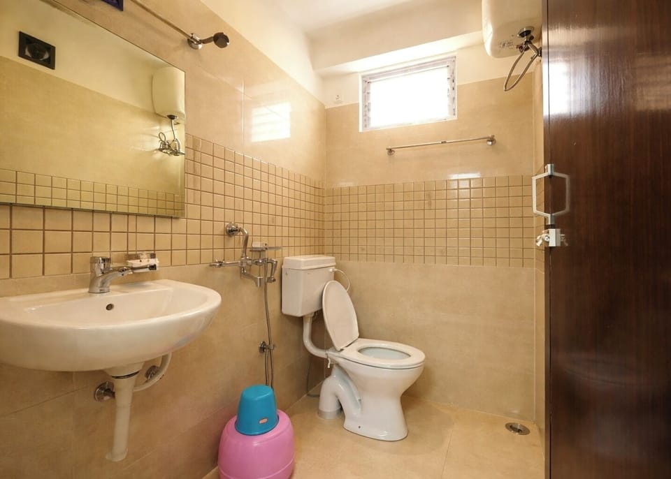Shower, rainfall showerhead, free toiletries, bidet