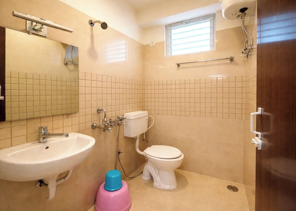Shower, rainfall showerhead, free toiletries, bidet