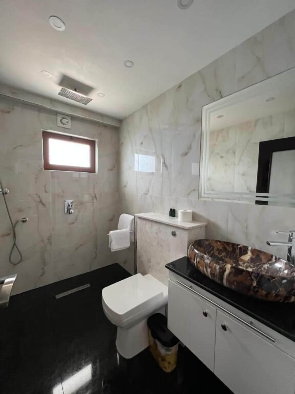 Deluxe Double Room, Balcony, Lake View | Bathroom