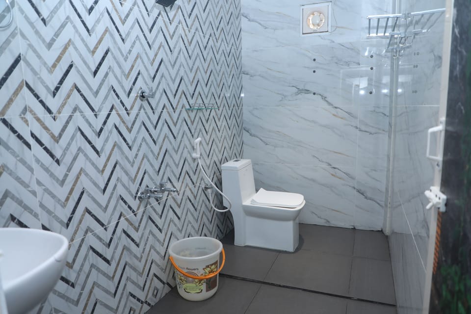 Family Suite | Bathroom | Separate tub and shower, towels, soap, shampoo