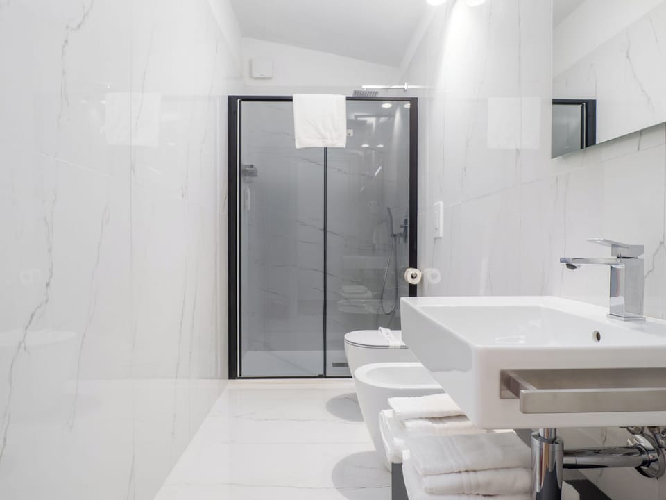 Classic Double or Twin Room, Garden View | Bathroom | Shower, rainfall showerhead, hair dryer, bidet