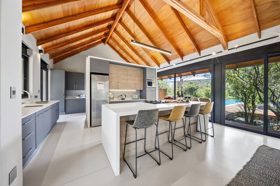 Luxury House, Garden View | Private kitchen