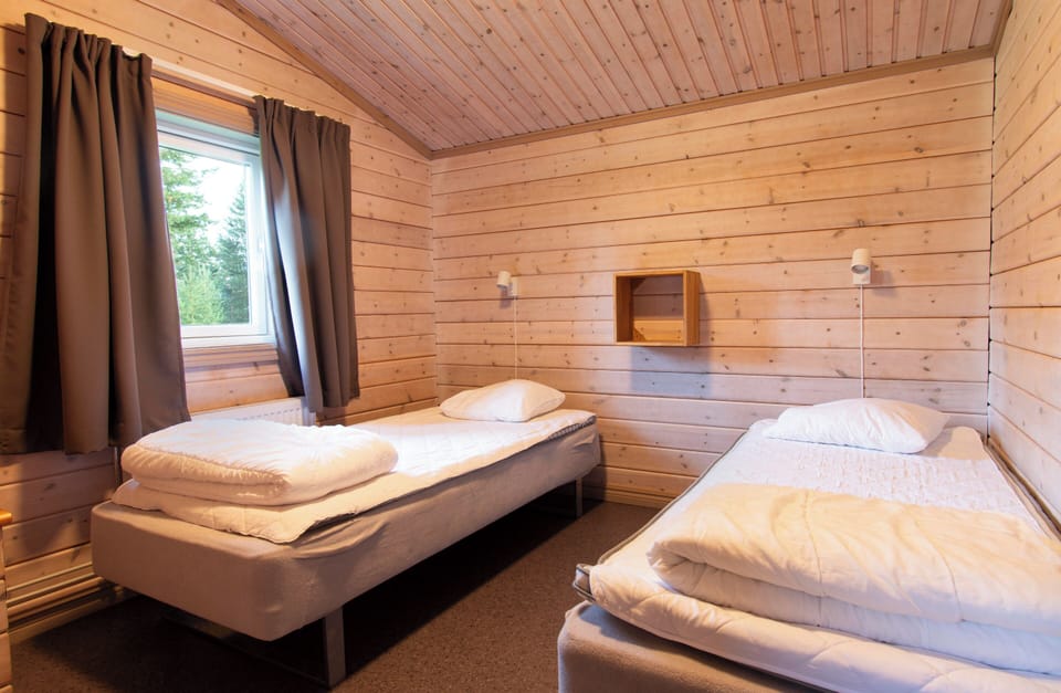 Cottage, 2 Bedrooms | Desk, soundproofing