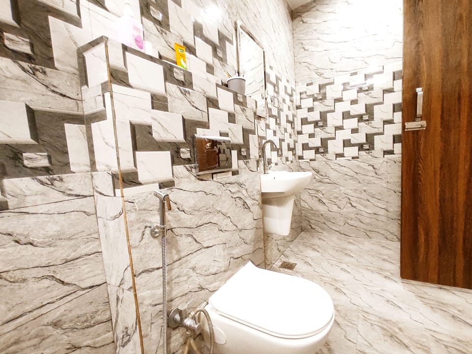 Classic Double Room | Bathroom | Shower, towels, soap, shampoo