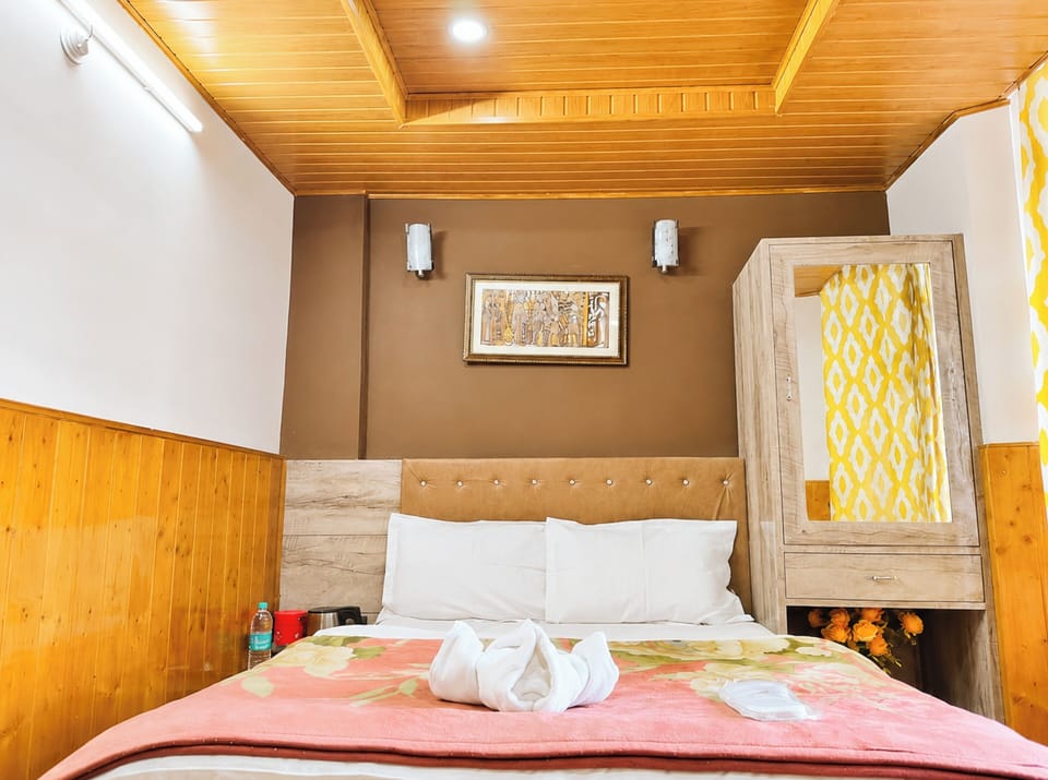 Deluxe Double Room, Mountain View | Hypo-allergenic bedding, desk, soundproofing, free WiFi