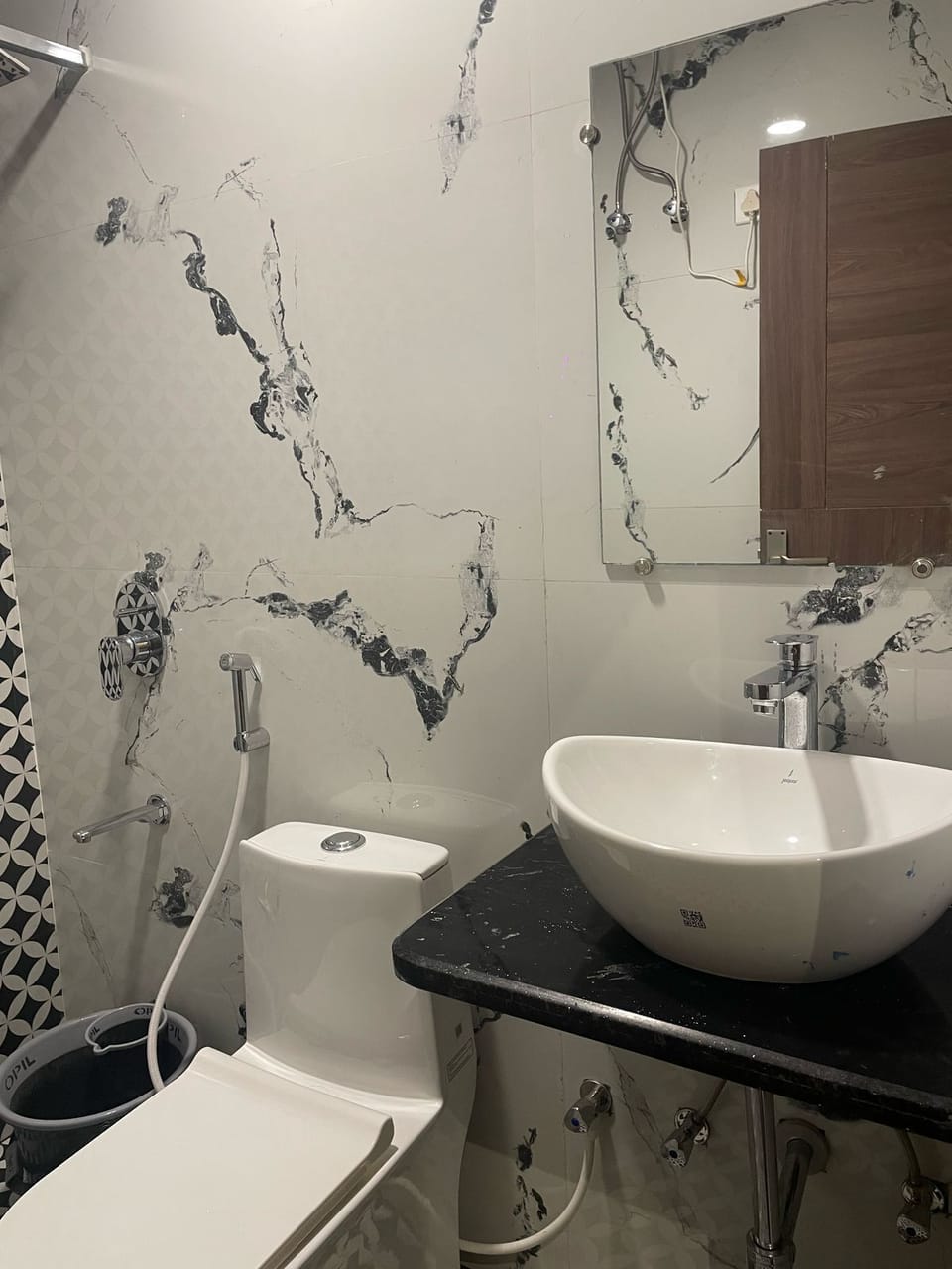 Deluxe Double or Twin Room | Bathroom | Shower, towels, soap, shampoo