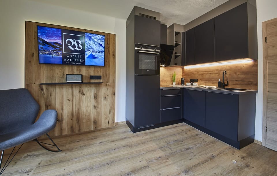 Grand Condo, Balcony, Mountain View | Private kitchen
