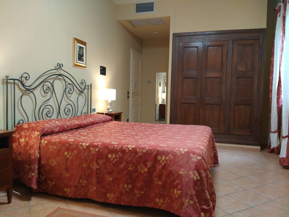 Family Double Room | Minibar, in-room safe, free WiFi, bed sheets