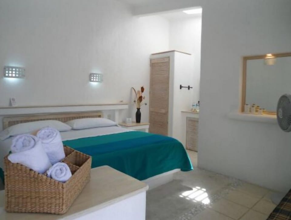 Standard Room, 1 King Bed | Desk, rollaway beds, free WiFi, bed sheets