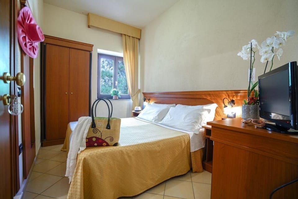 Basic Double or Twin Room | Desk, free WiFi, bed sheets