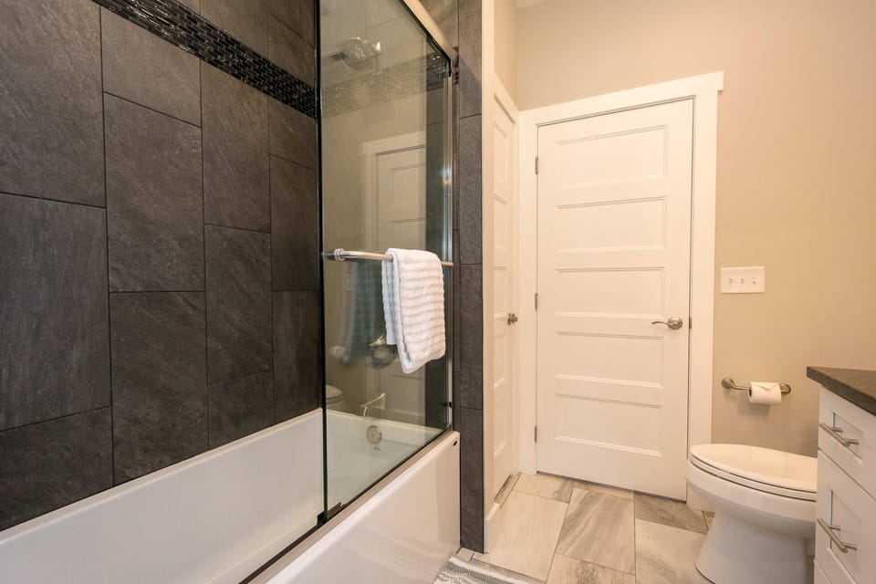 Hendersonville Duplex Sleeps 8 Free Tix House in Hendersonville