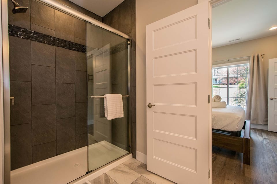 Hendersonville Duplex Sleeps 8 Free Tix House in Hendersonville