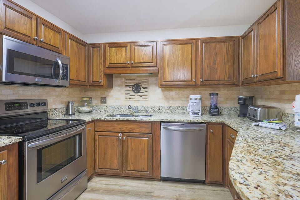 Condo, 2 Bedrooms | Private kitchen | Fridge, oven, coffee/tea maker