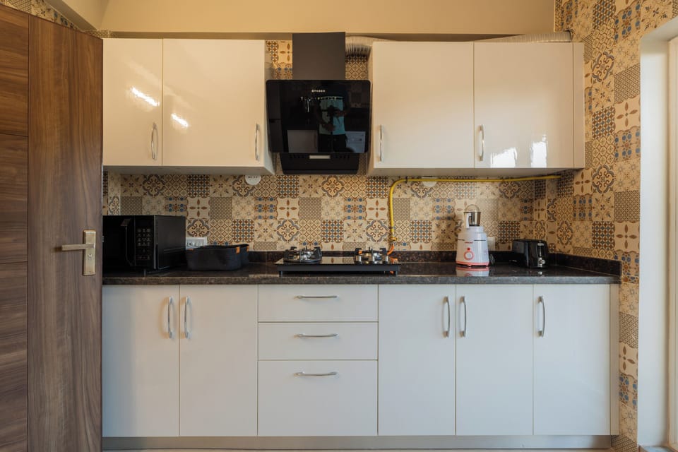 Deluxe Apartment, Balcony, Garden View | Private kitchen