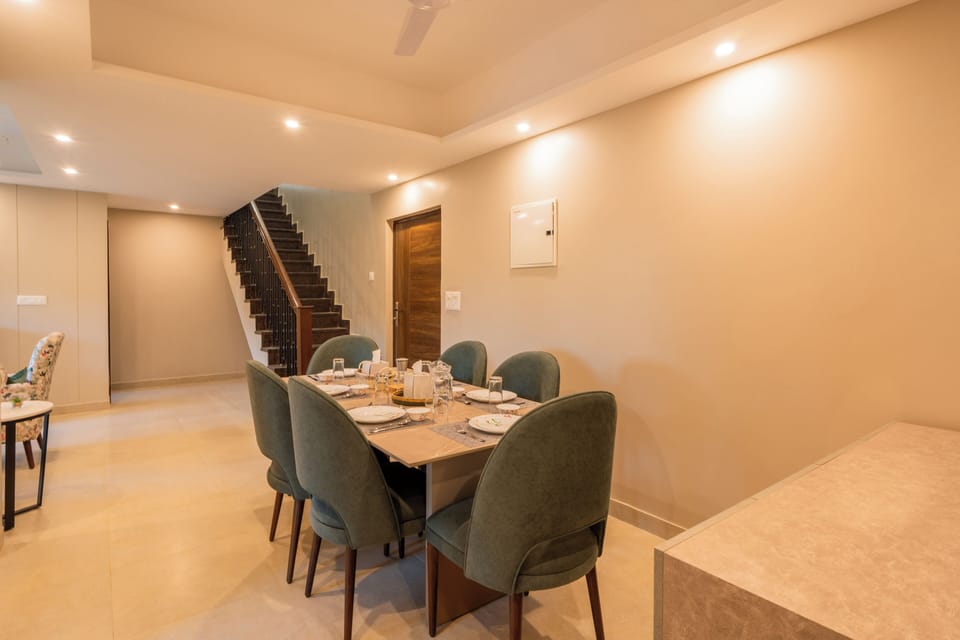 Deluxe Apartment, Balcony, Garden View | Dining