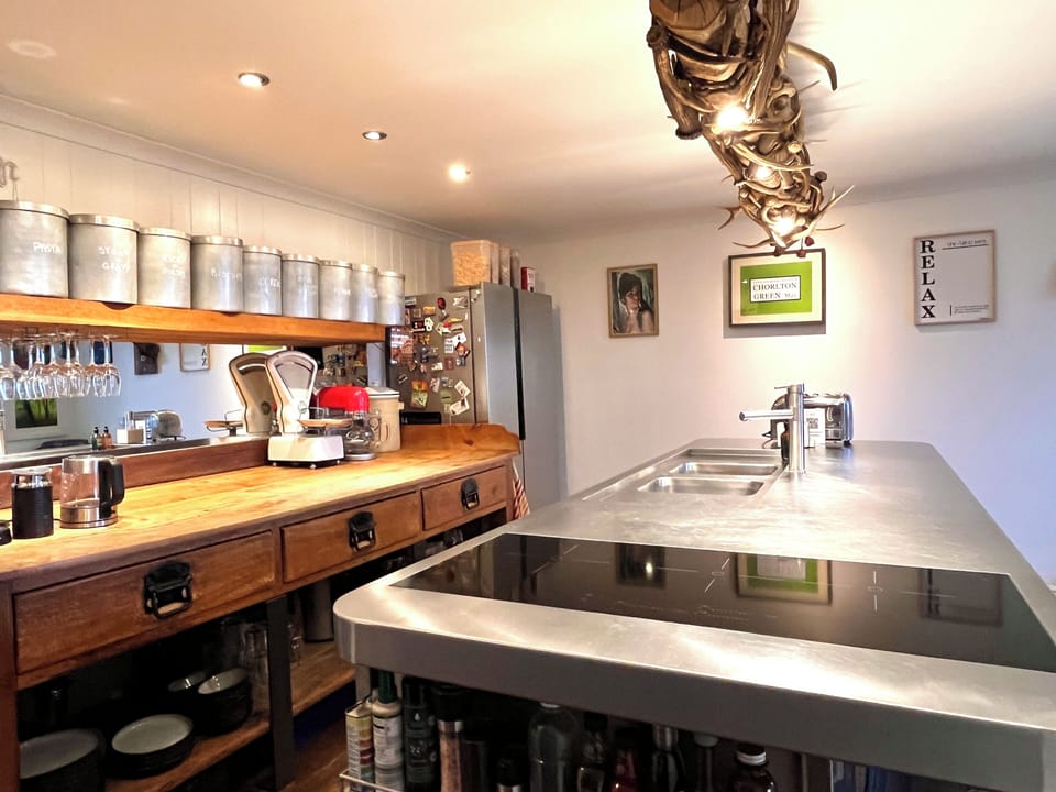 Full-size fridge, microwave, oven, stovetop