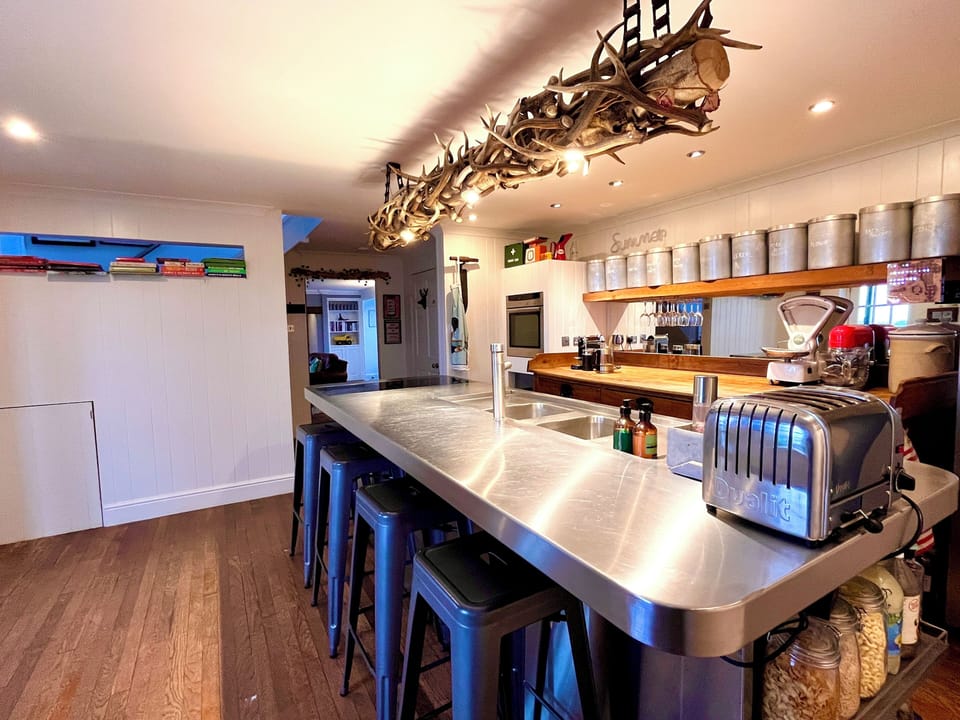 Full-size fridge, microwave, oven, stovetop
