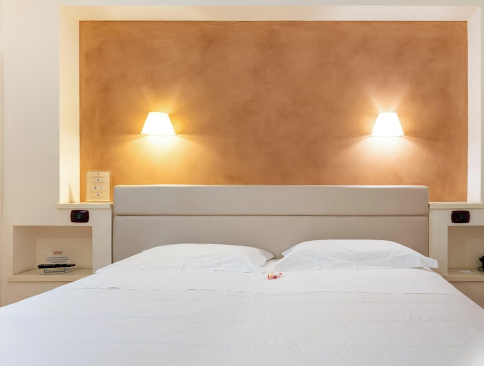 Standard Double or Twin Room | In-room safe, cribs (surcharge), WiFi (free), bed sheets