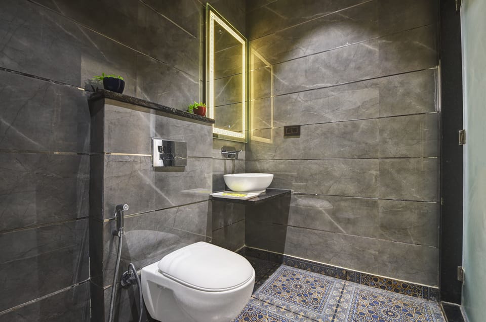 Classic Double Room, Non Smoking | Bathroom | Shower, towels, soap, shampoo