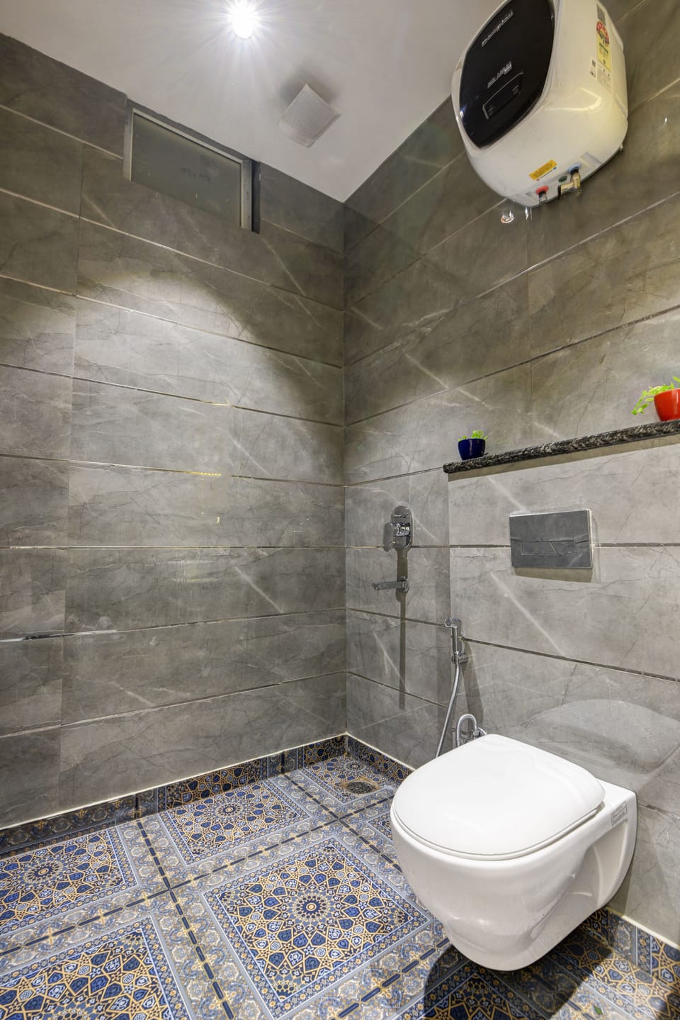 Classic Double Room, Non Smoking | Bathroom | Shower, towels, soap, shampoo
