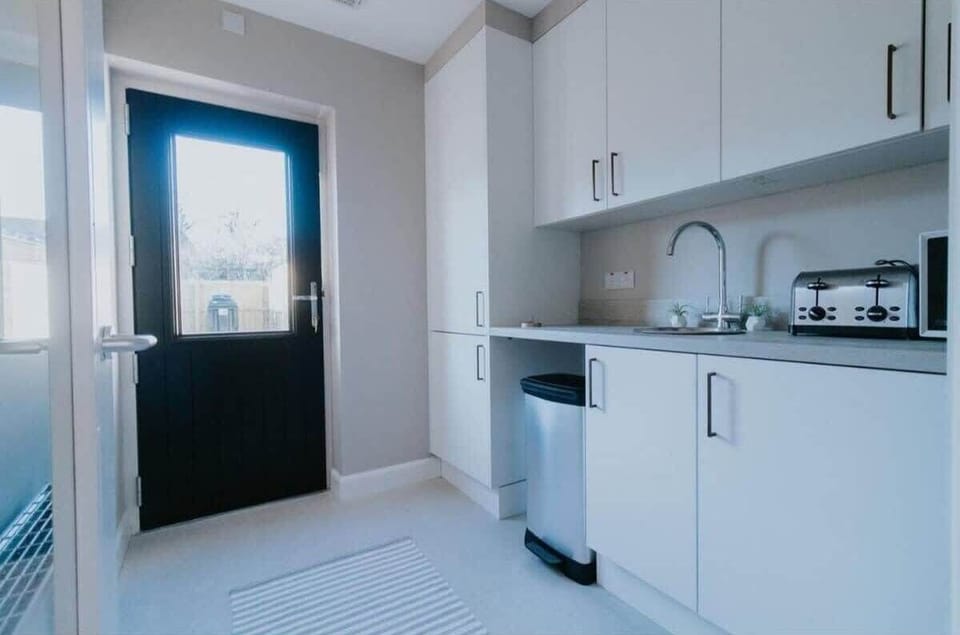 Apartment, 3 Bedrooms (Deluxe) | Living area | Flat-screen TV