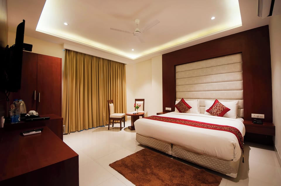 Luxury Double Room | Desk, laptop workspace, blackout drapes, soundproofing