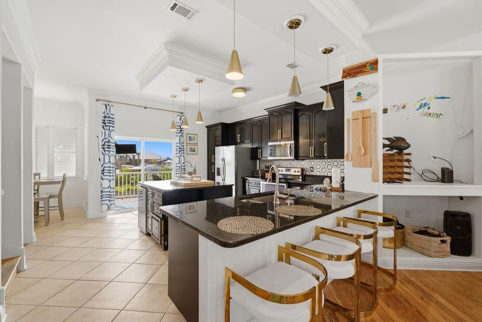 House, Multiple Beds (The Fun House) | Private kitchen