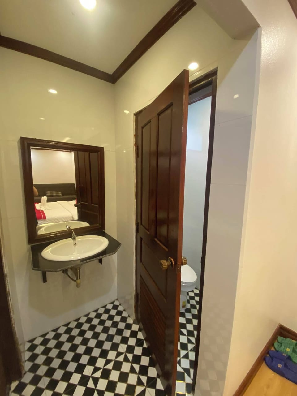 Superior Triple Room | Bathroom | Shower, rainfall showerhead, free toiletries, slippers
