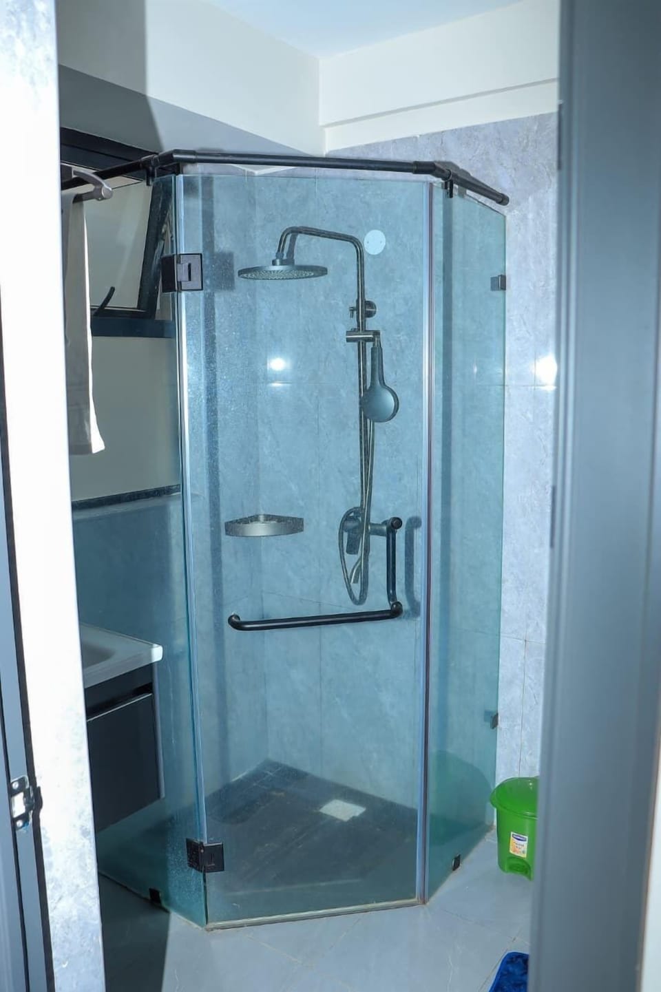 Business Apartment, City View | Bathroom | Shower, free toiletries, slippers, bidet