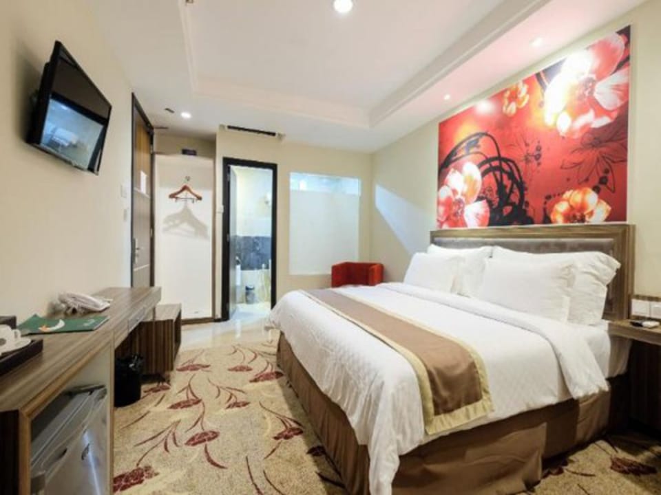 Superior Double Room | In-room safe, desk, soundproofing, WiFi (free)