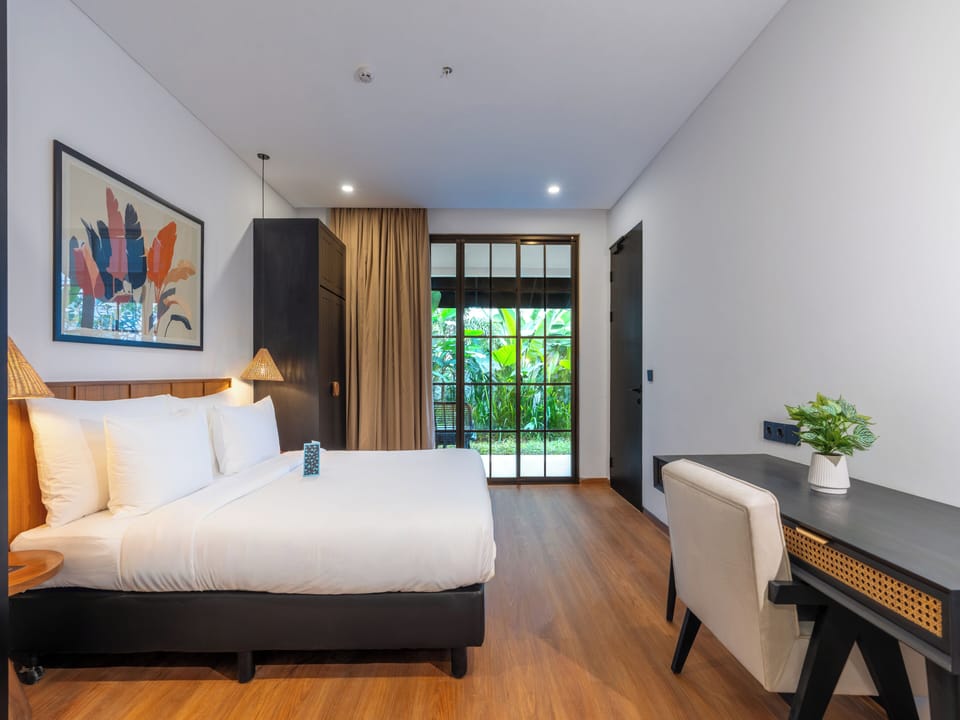 Minibar, desk, laptop workspace, free WiFi