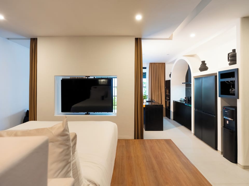 Minibar, desk, laptop workspace, free WiFi